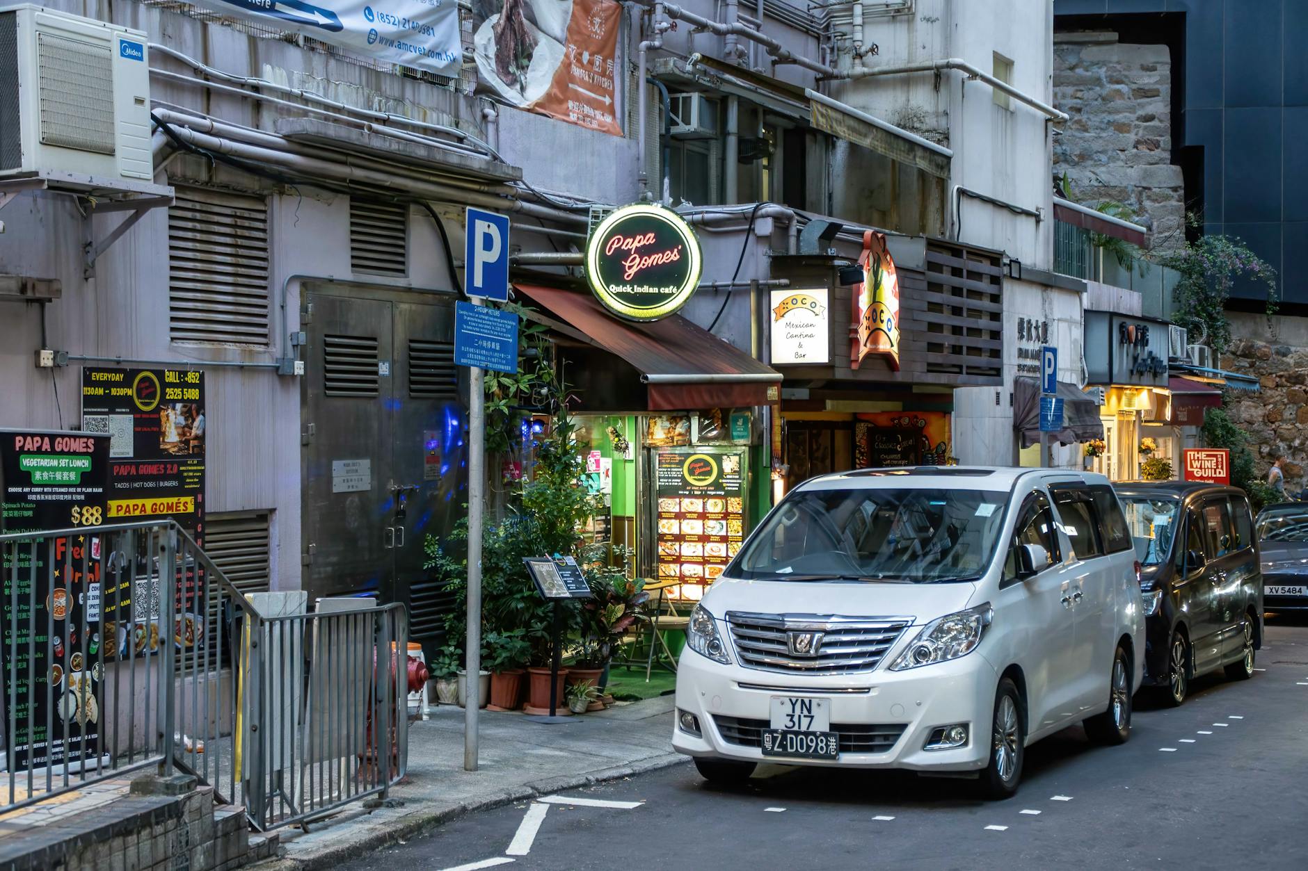 Tsim Sha Tsui street dining and solo traveler meal planning context.