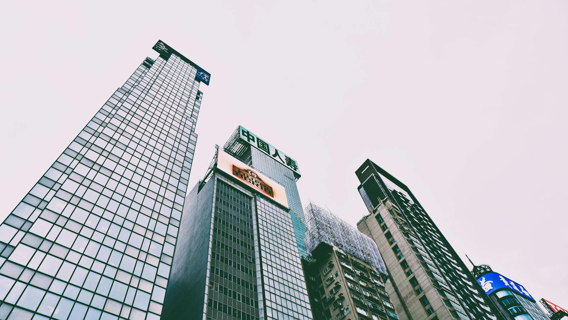 Wan Chai office tower and business hotel route planning context.