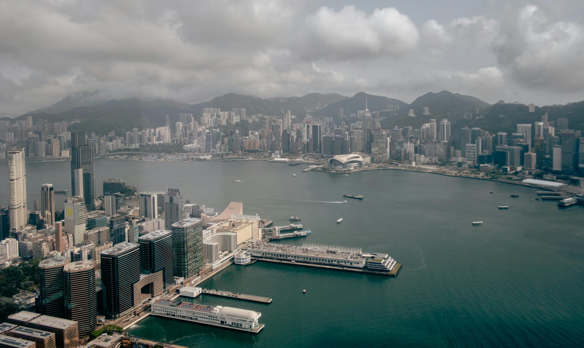 Wan Chai harbor and port-call route planning context.