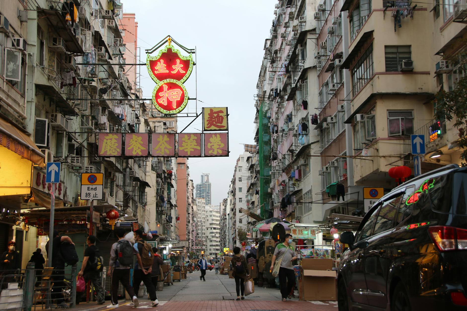 Wan Chai market and family crowd planning context.
