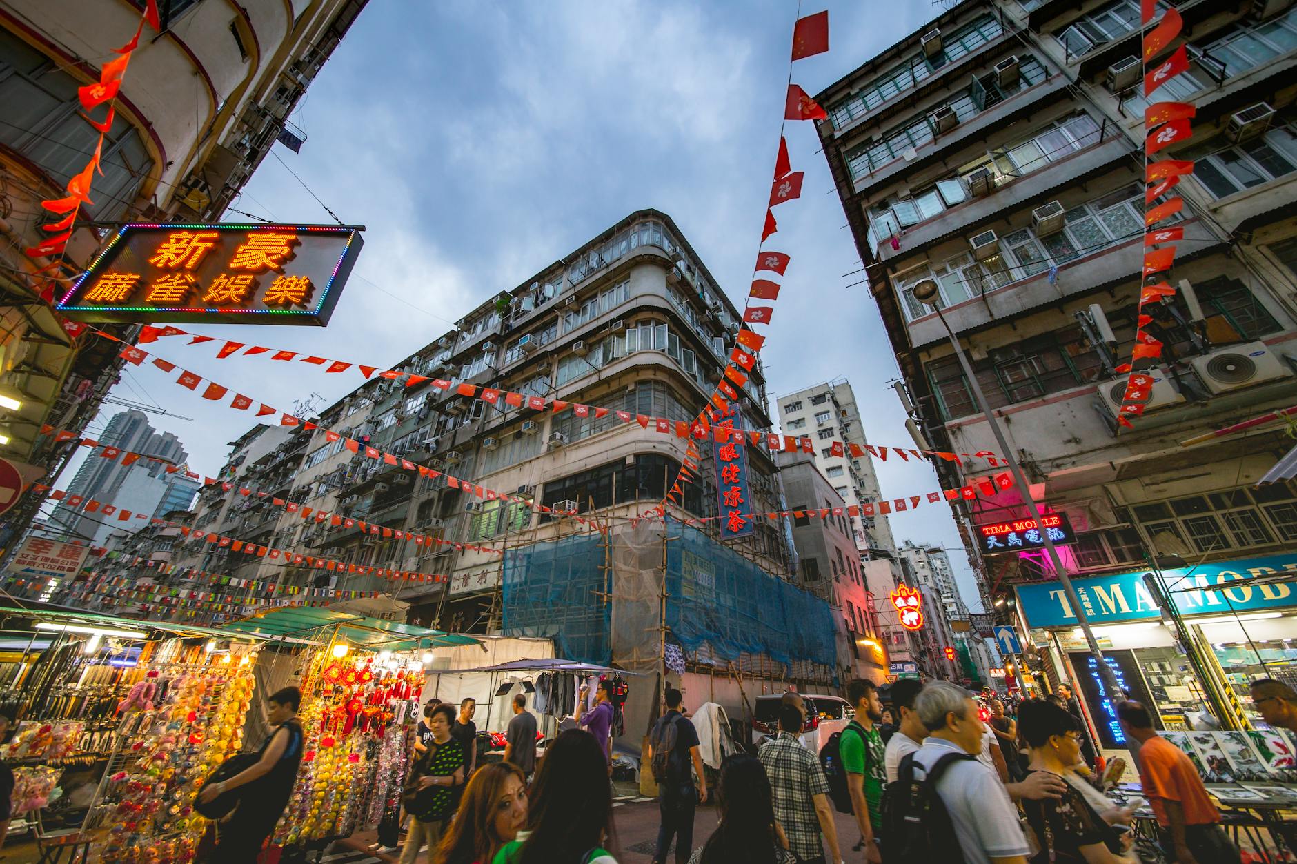 Wan Chai street market and first-time visitor hotel-area planning context.