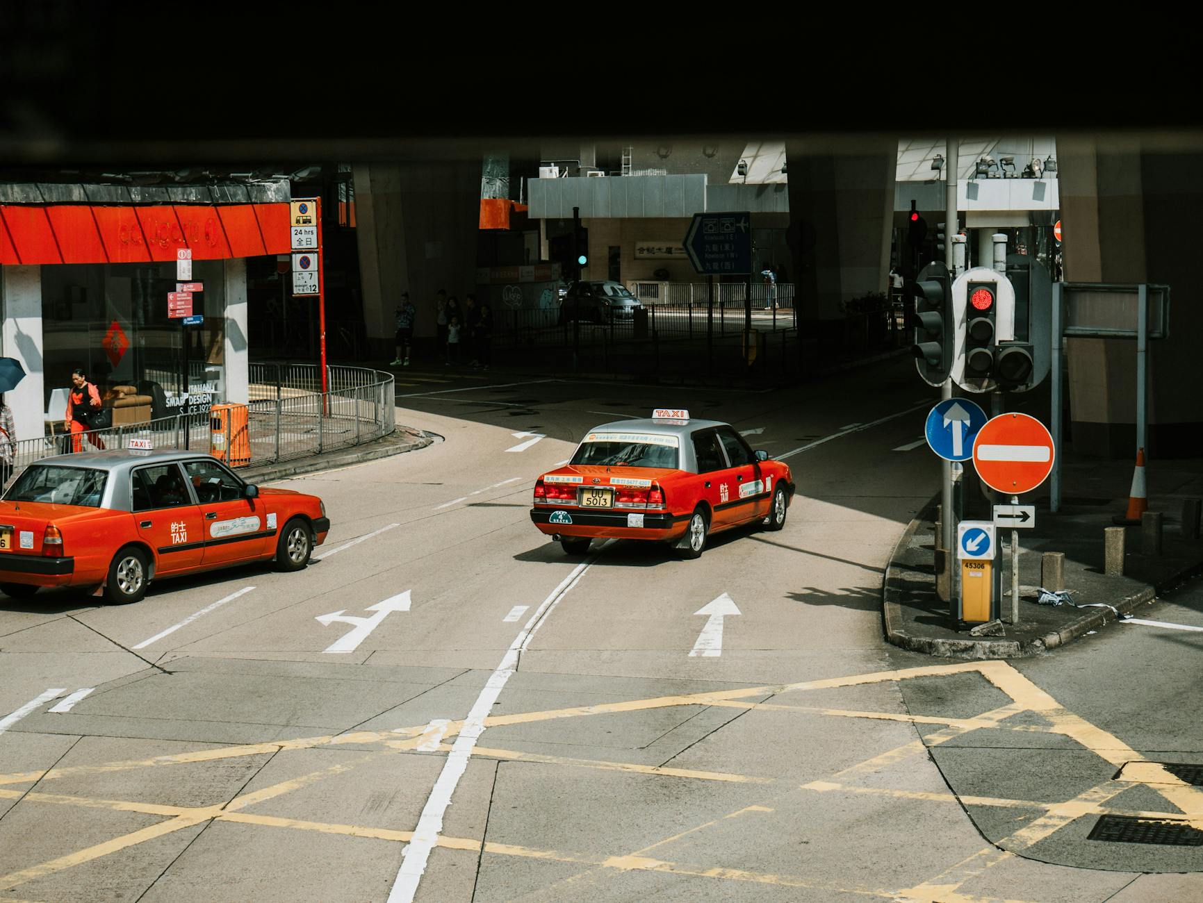 Wan Chai taxi and luxury traveler transfer planning context.