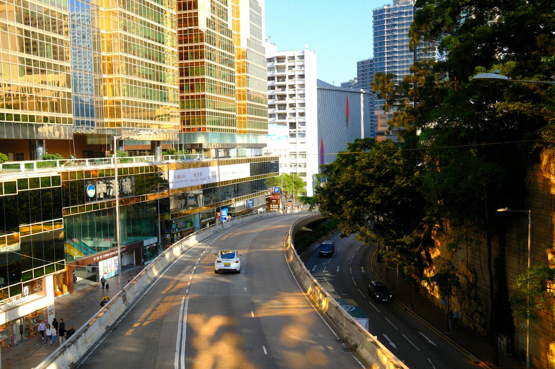 Wan Chai hotel street and woman traveler base planning context.