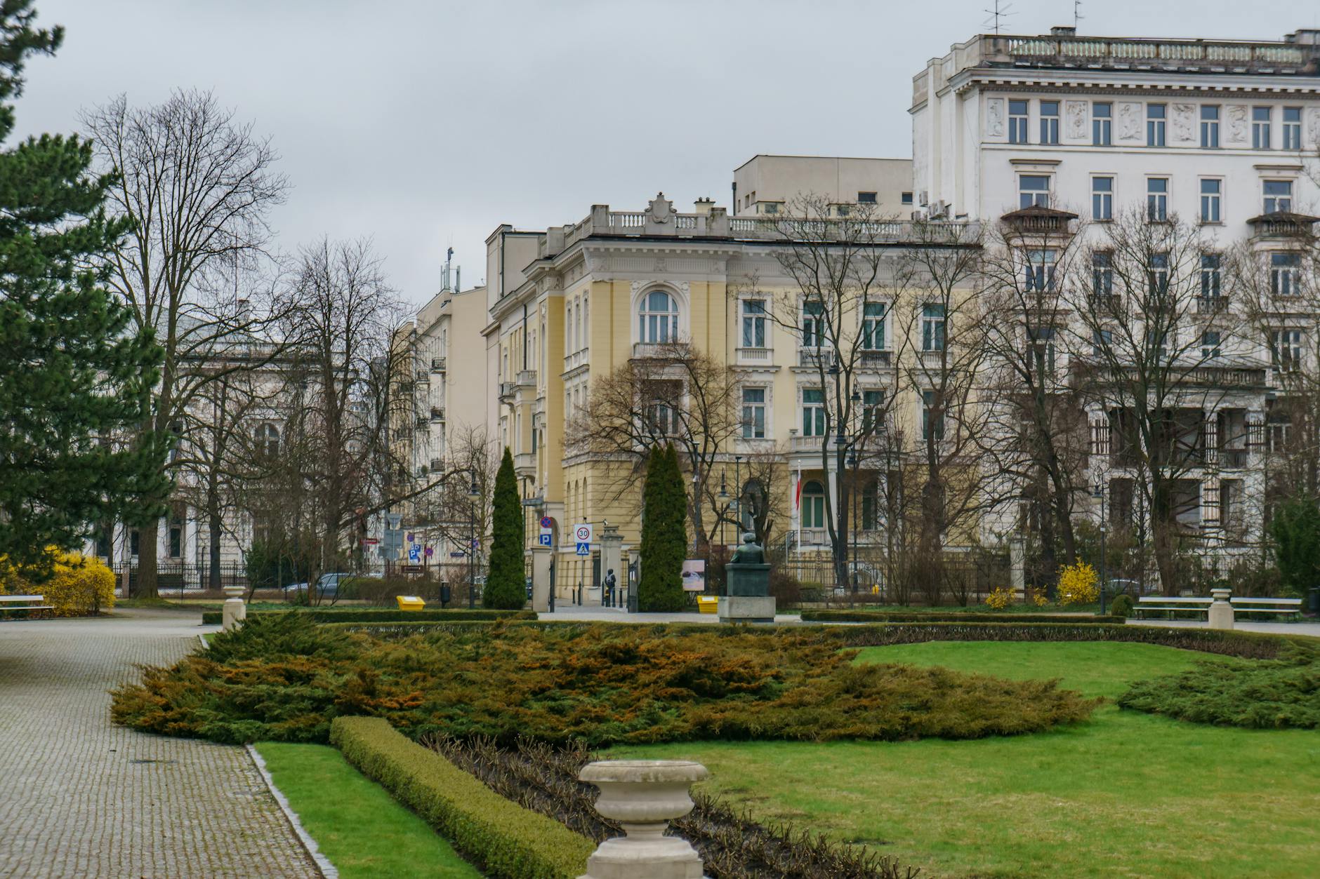 Warsaw nearby green space for outdoor excursion planning.
