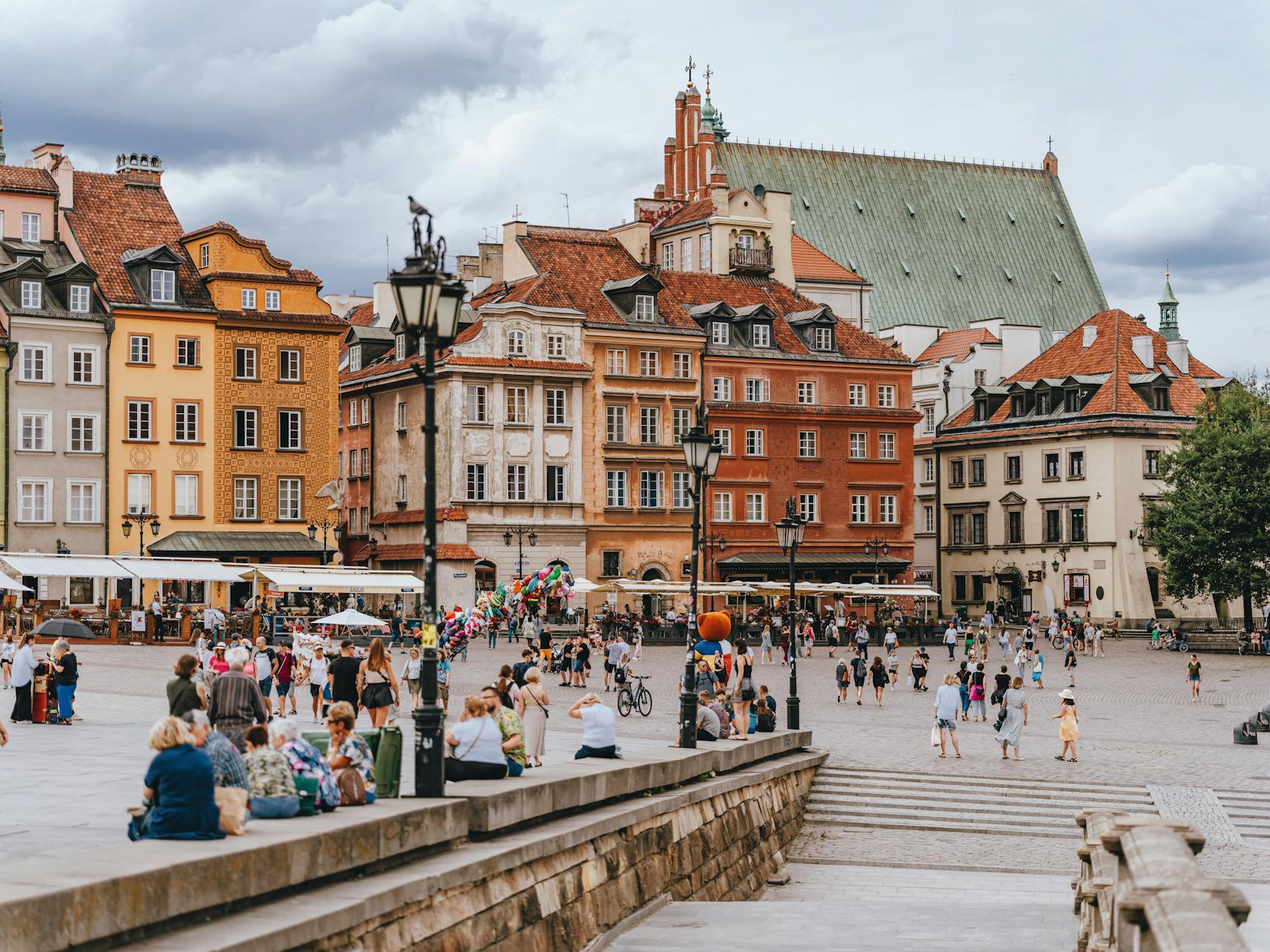 Warsaw cafe and meal setting for port-call traveler rest planning.