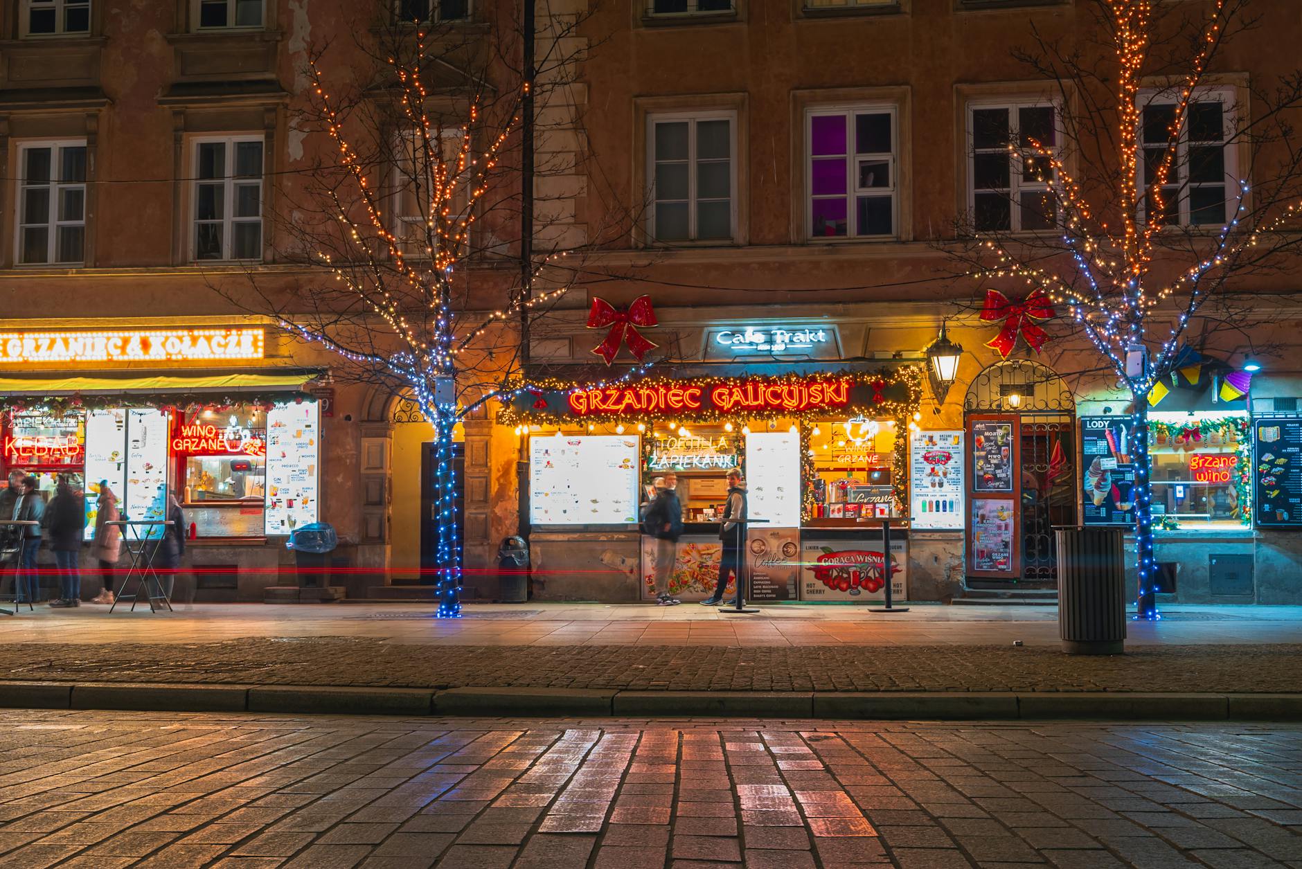 Warsaw food market setting for repeat leisure visitor planning.