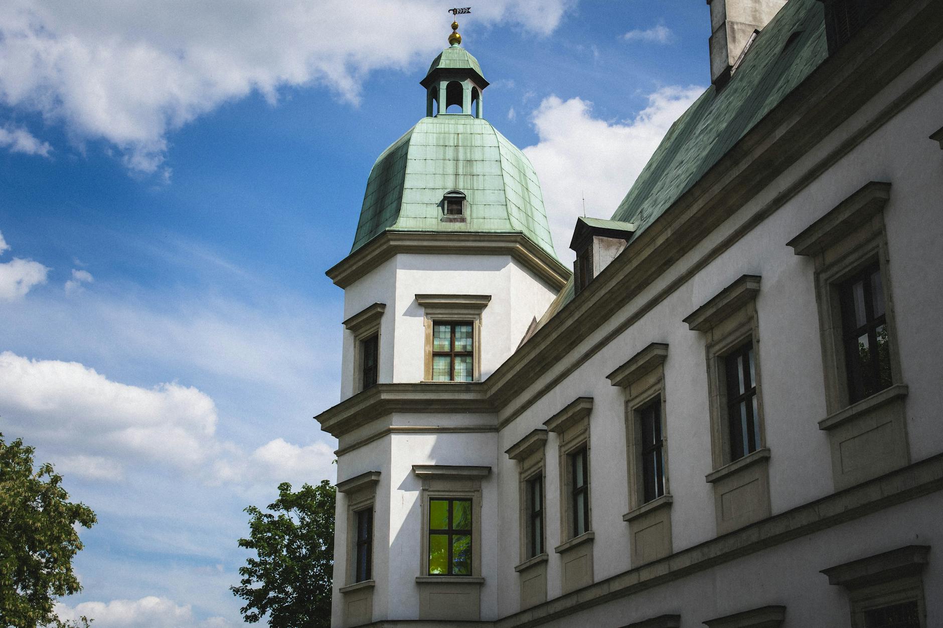 Warsaw gallery and museum context for repeat leisure culture planning.