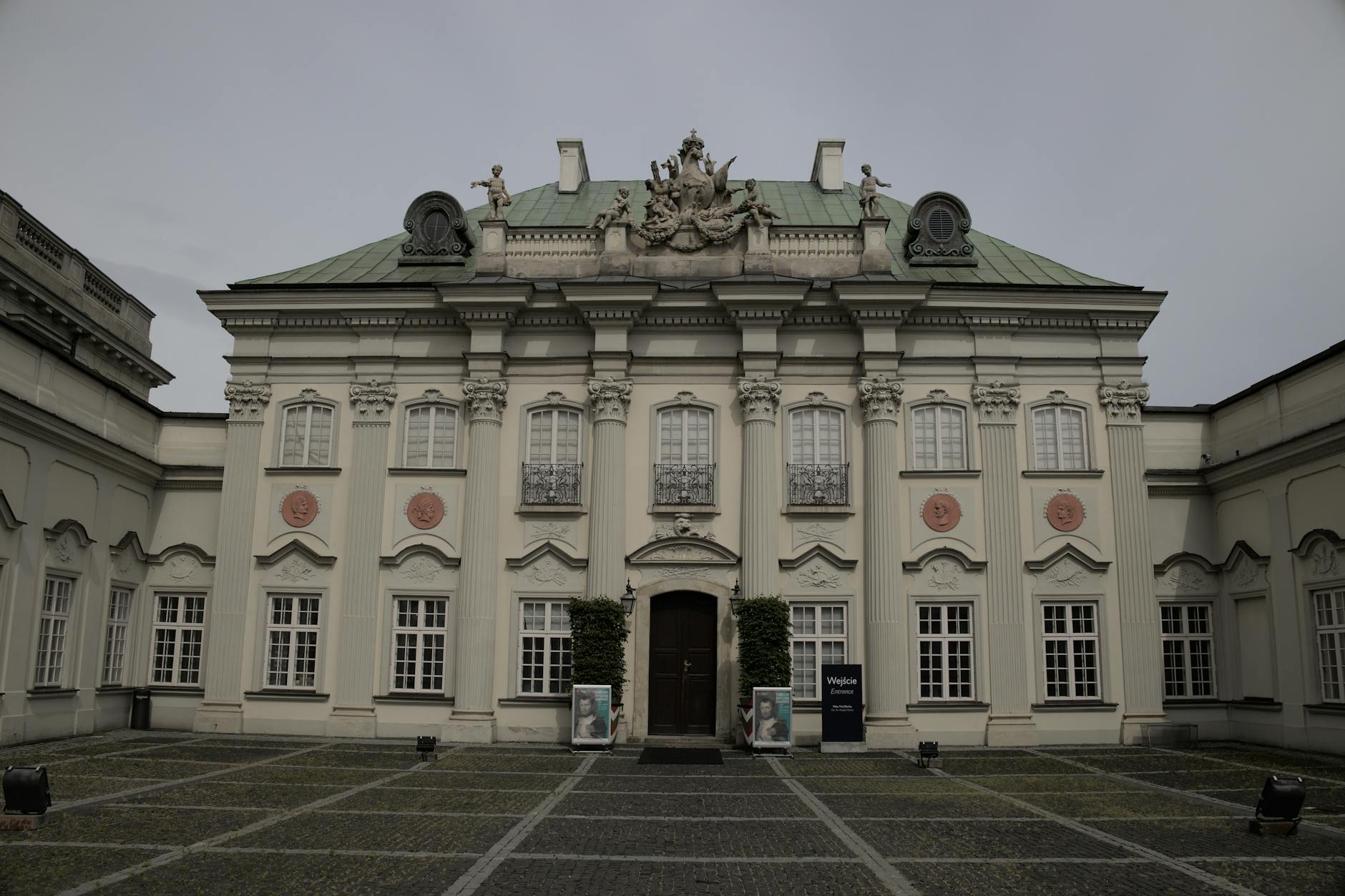 Warsaw museum and city setting for tourist museum planning.
