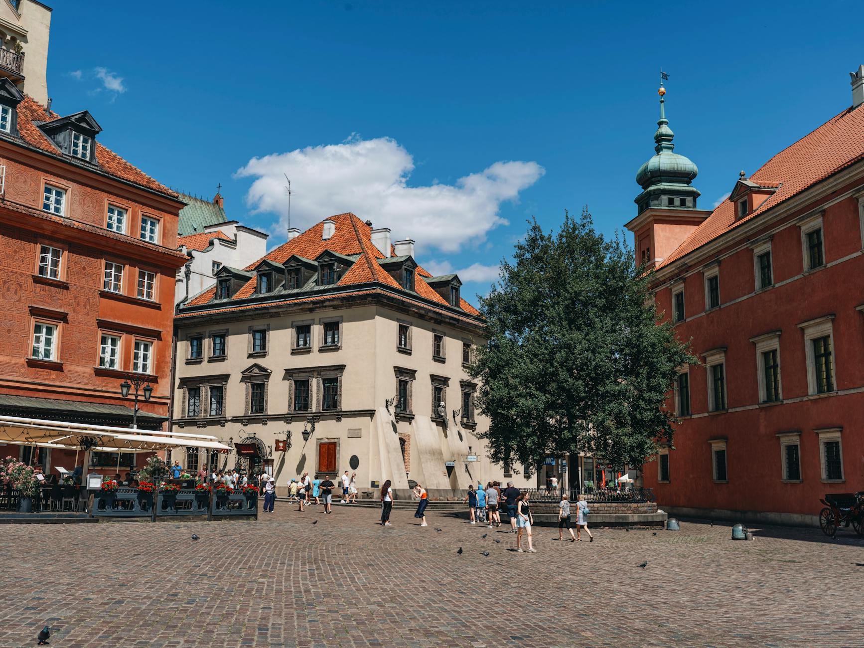 Warsaw castle and old town area for tourist sightseeing planning.
