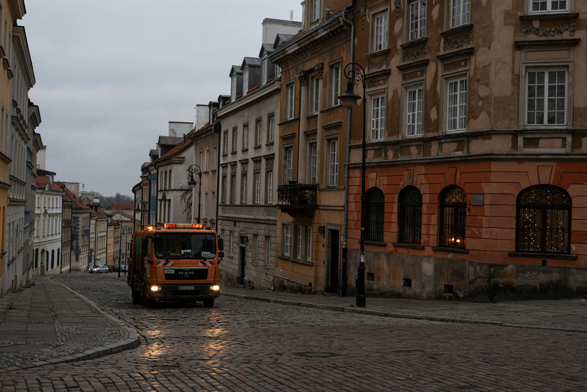 Warsaw street setting for hotel access and step exposure planning.
