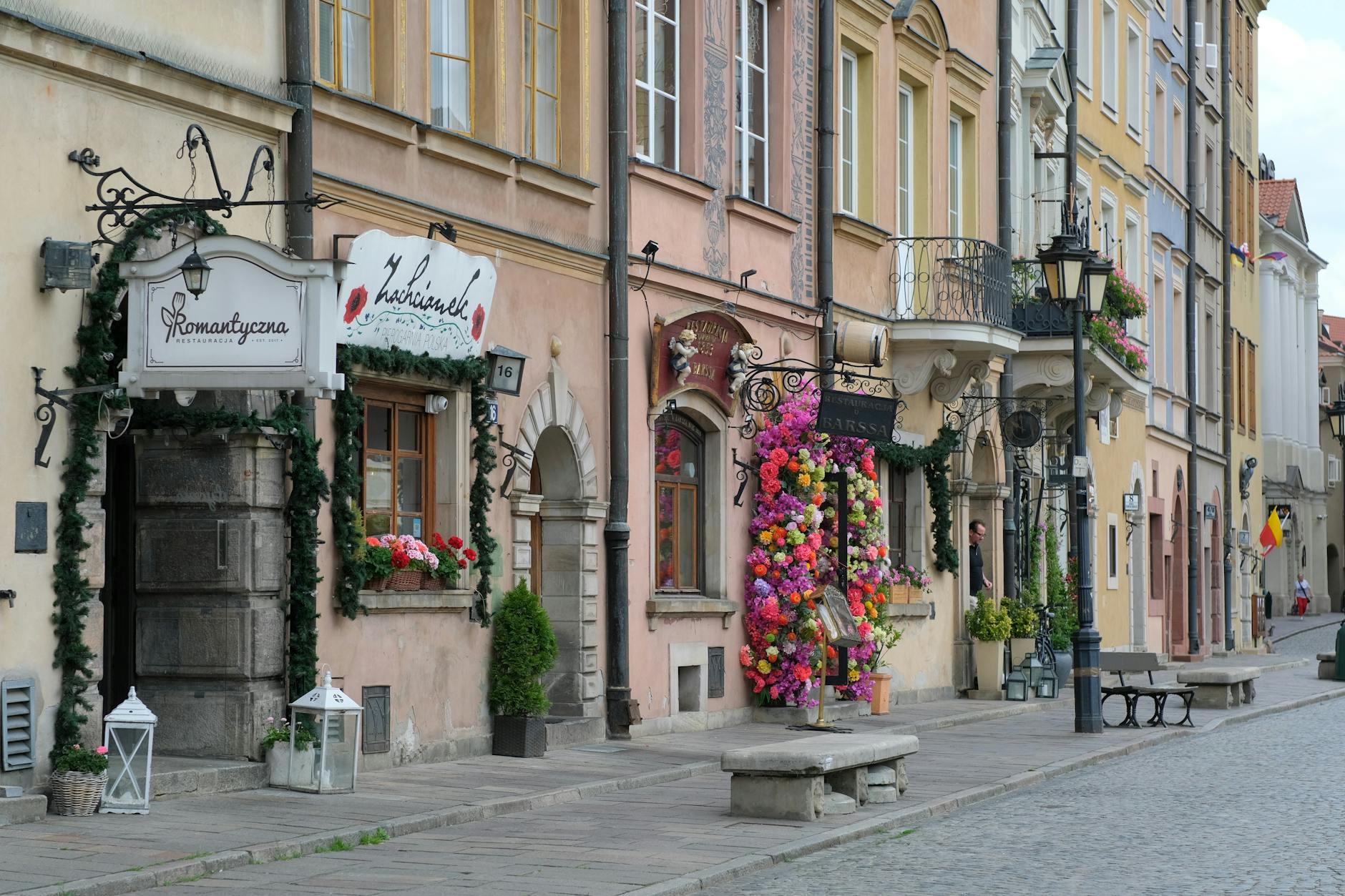 Warsaw restaurant street for mobility-limited meal planning.