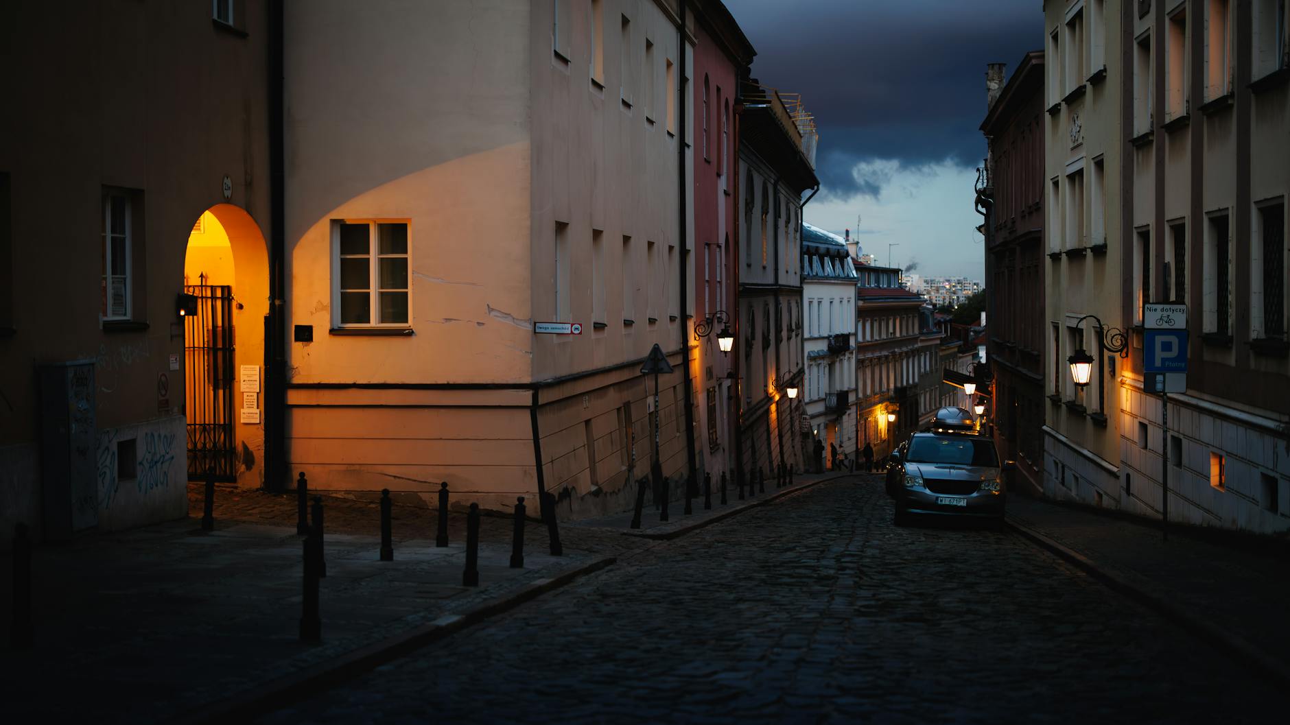 Warsaw evening street for volunteer recovery and return planning.