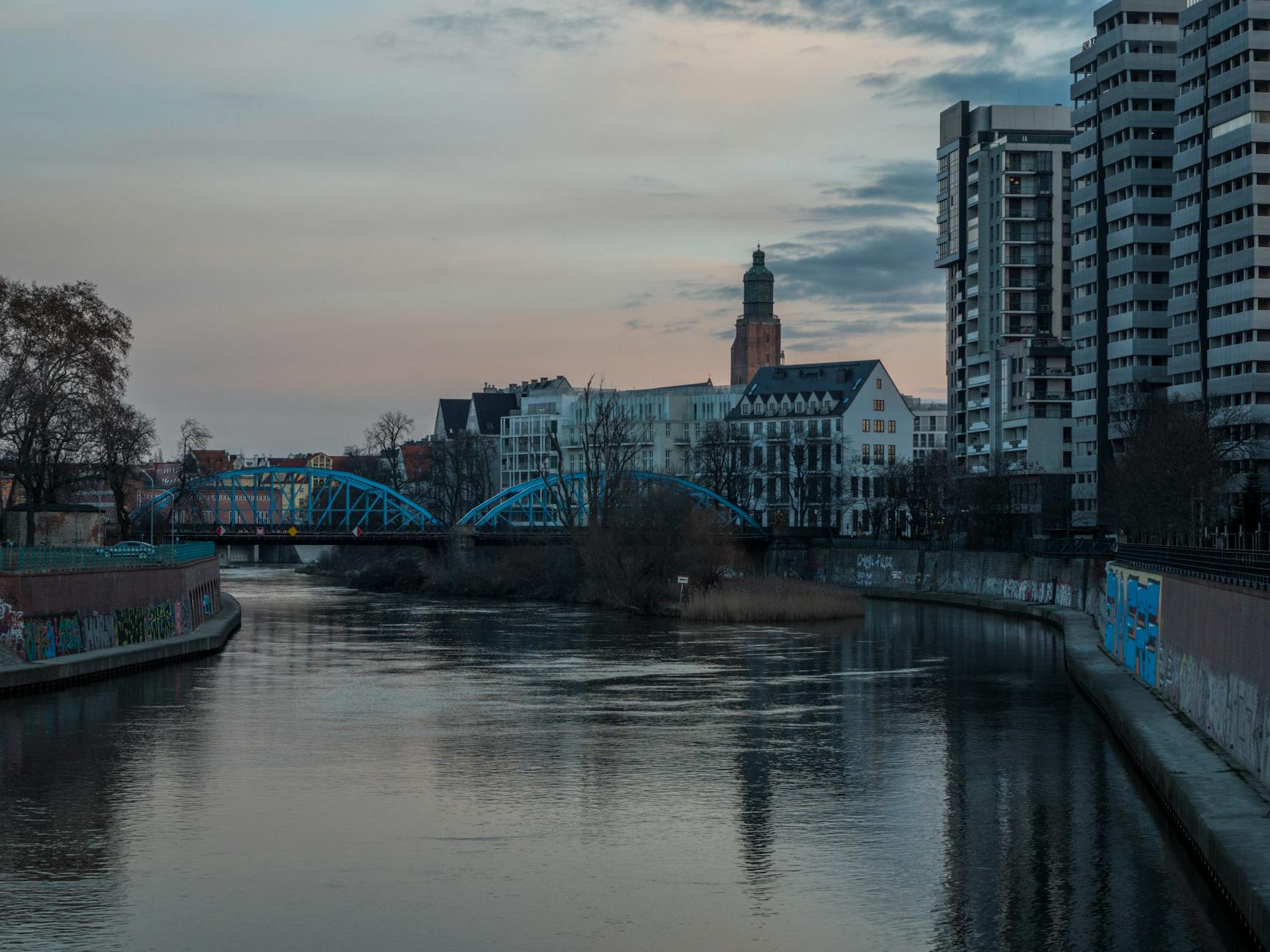 Wroclaw evening river setting for outdoor traveler return planning.