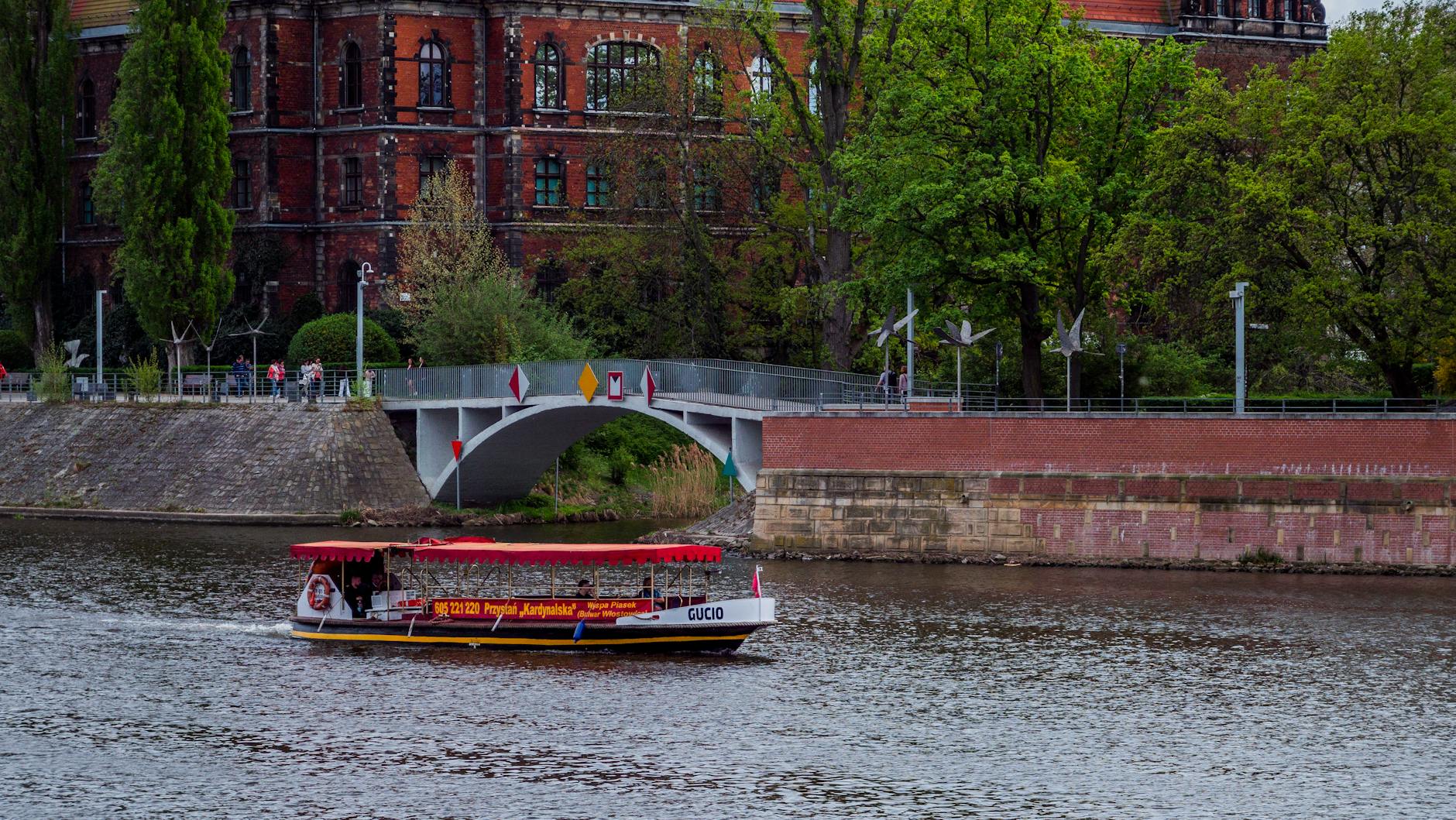 Wroclaw river and bridges for outdoor travel planning.