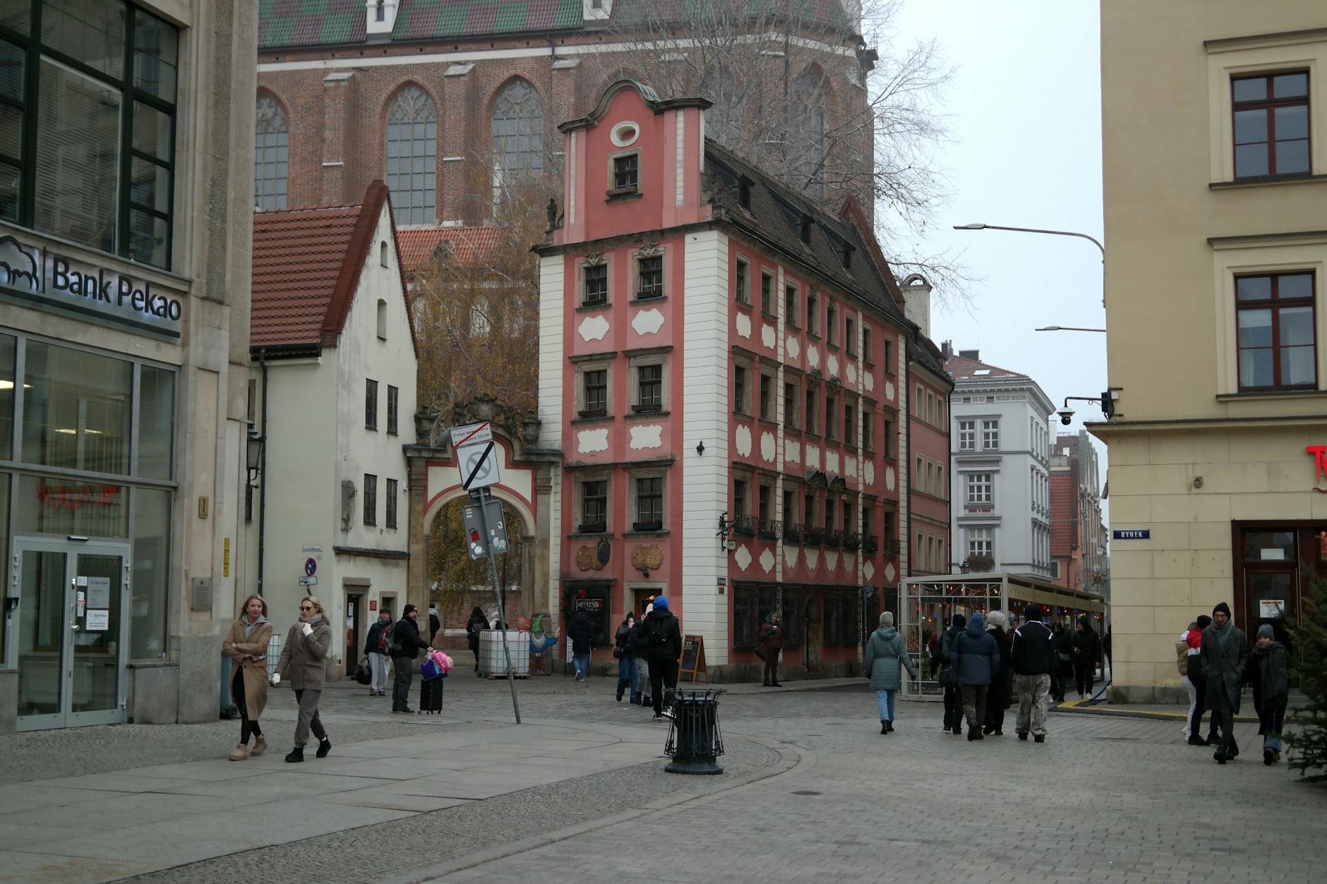 Wroclaw old-town walking route for budget traveler planning.