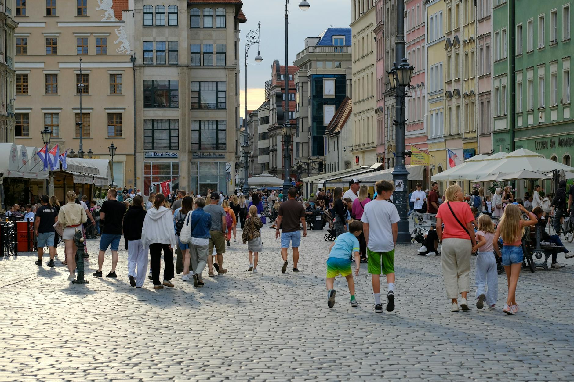 Wroclaw river and bridges for family route planning.