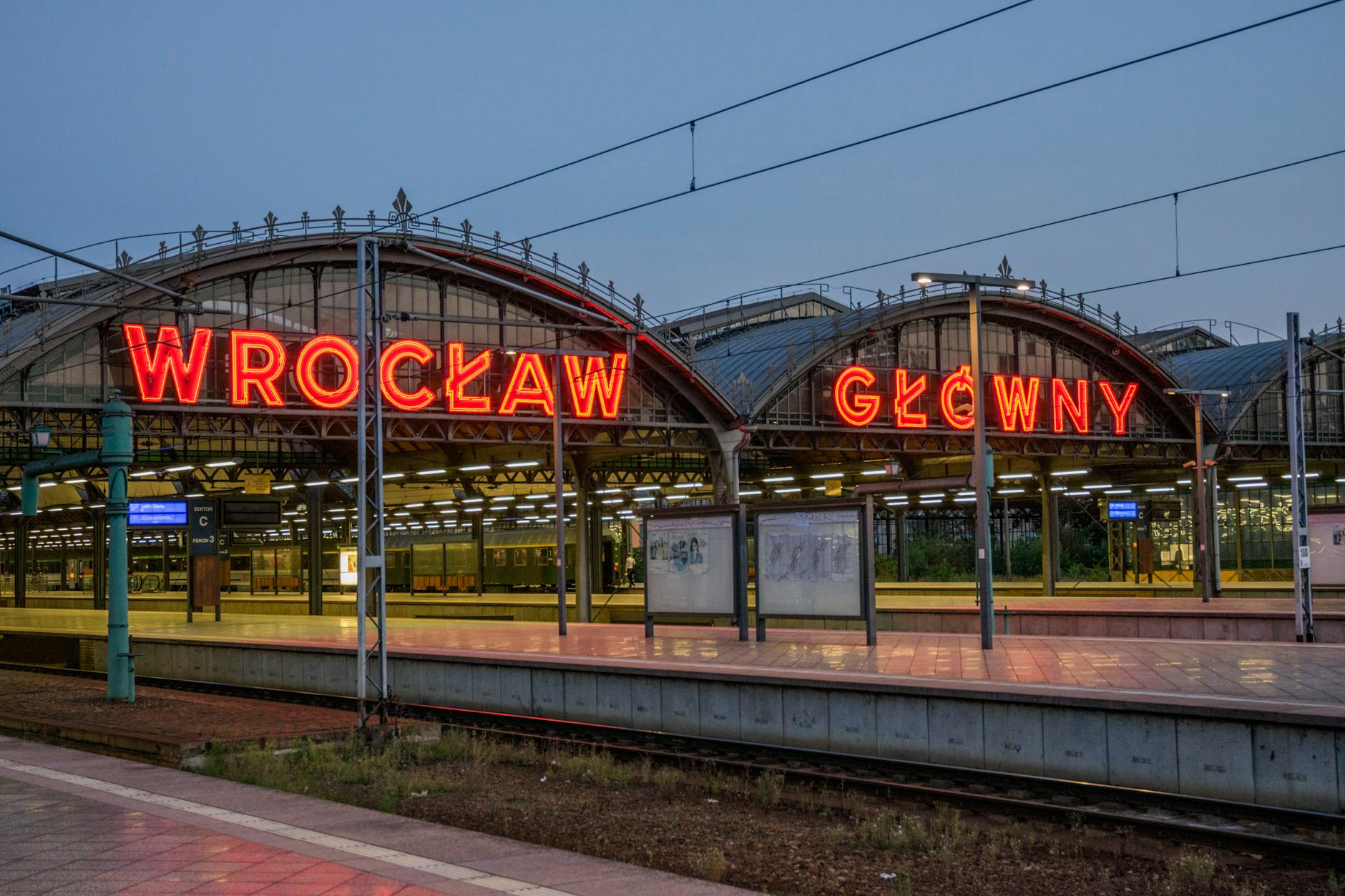Wroclaw transport and hotel route for trade-show attendee planning.