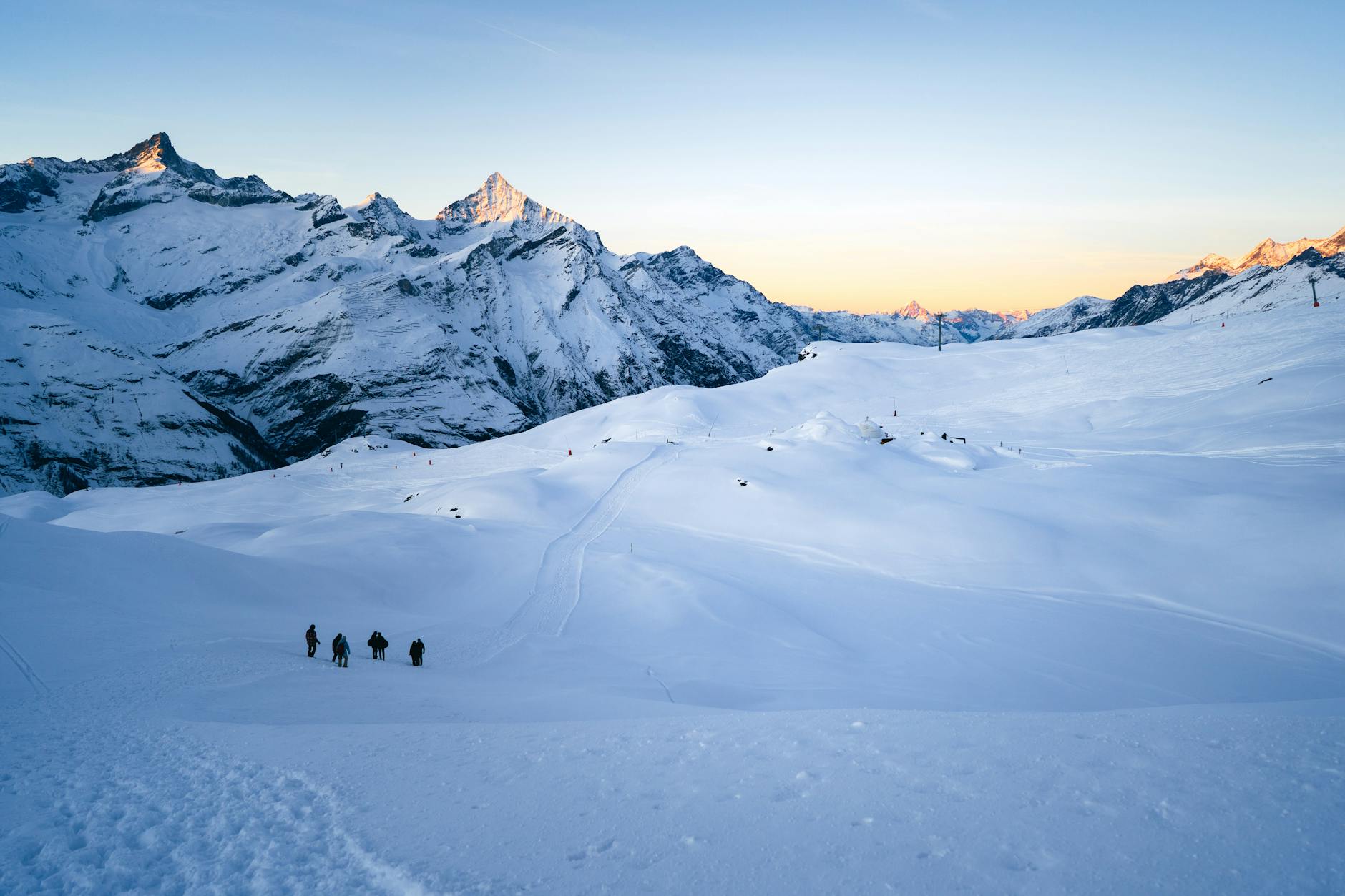 Matterhorn and alpine conditions for Zermatt altitude and recovery planning.