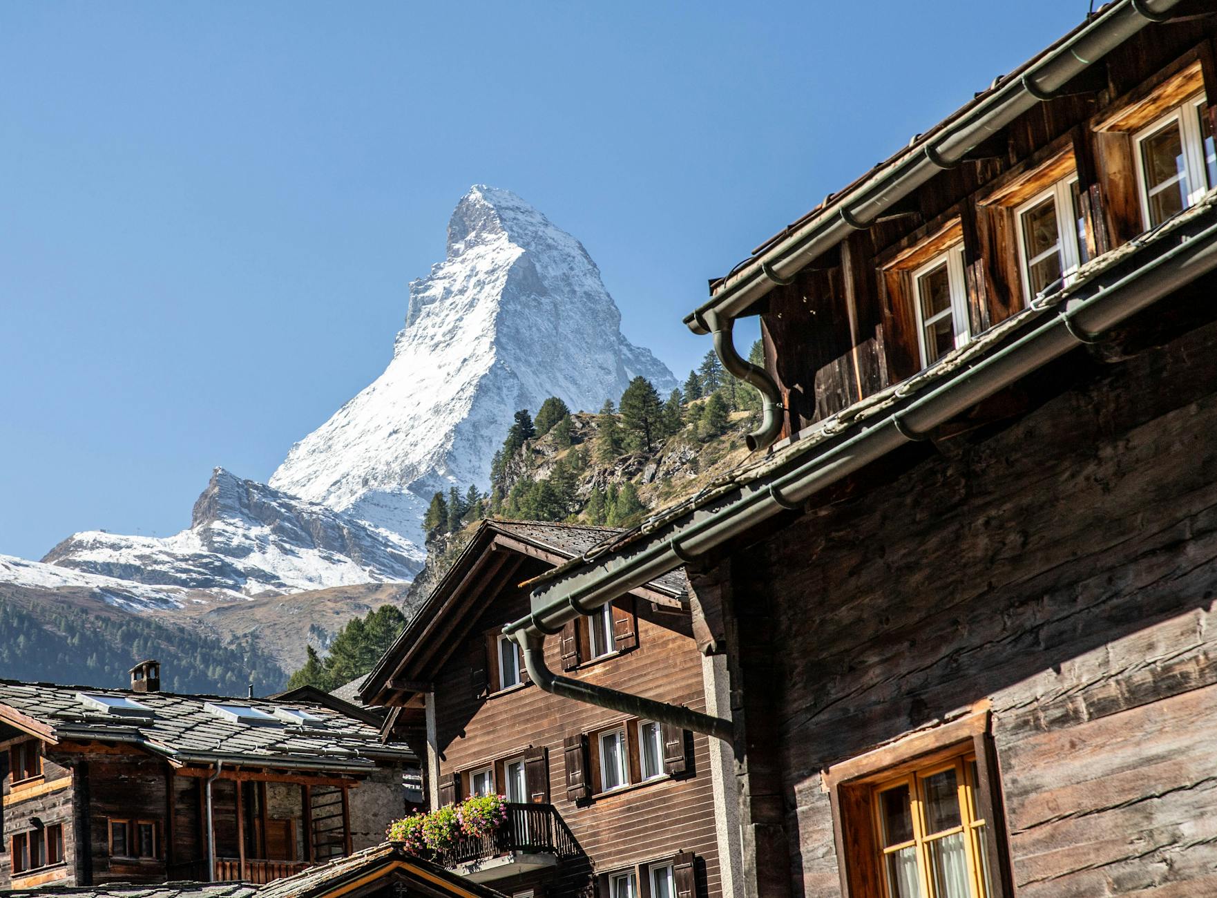 Zermatt chalets and Matterhorn for business travel report planning.