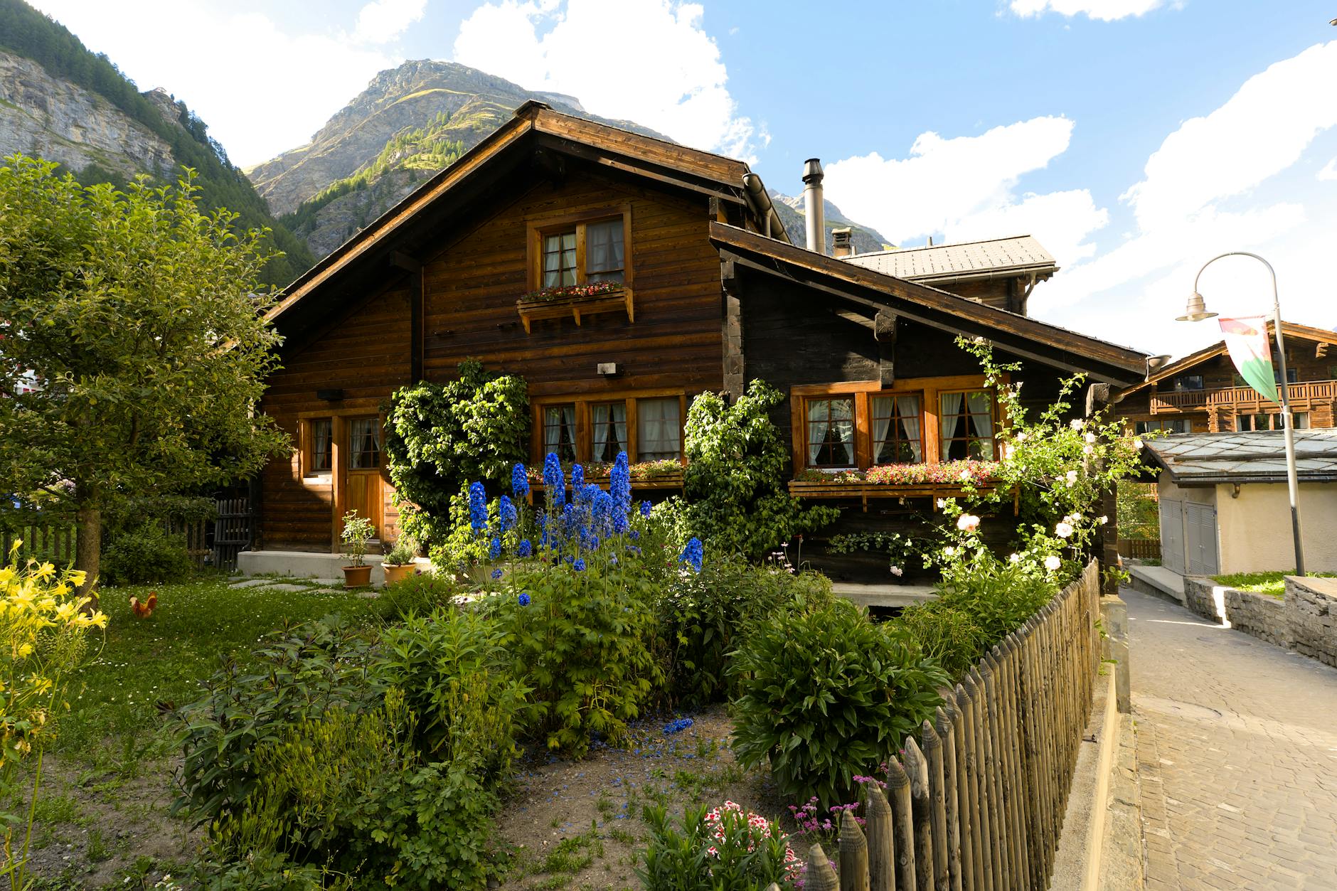 Wooden chalet and garden in Zermatt for gentle route planning.