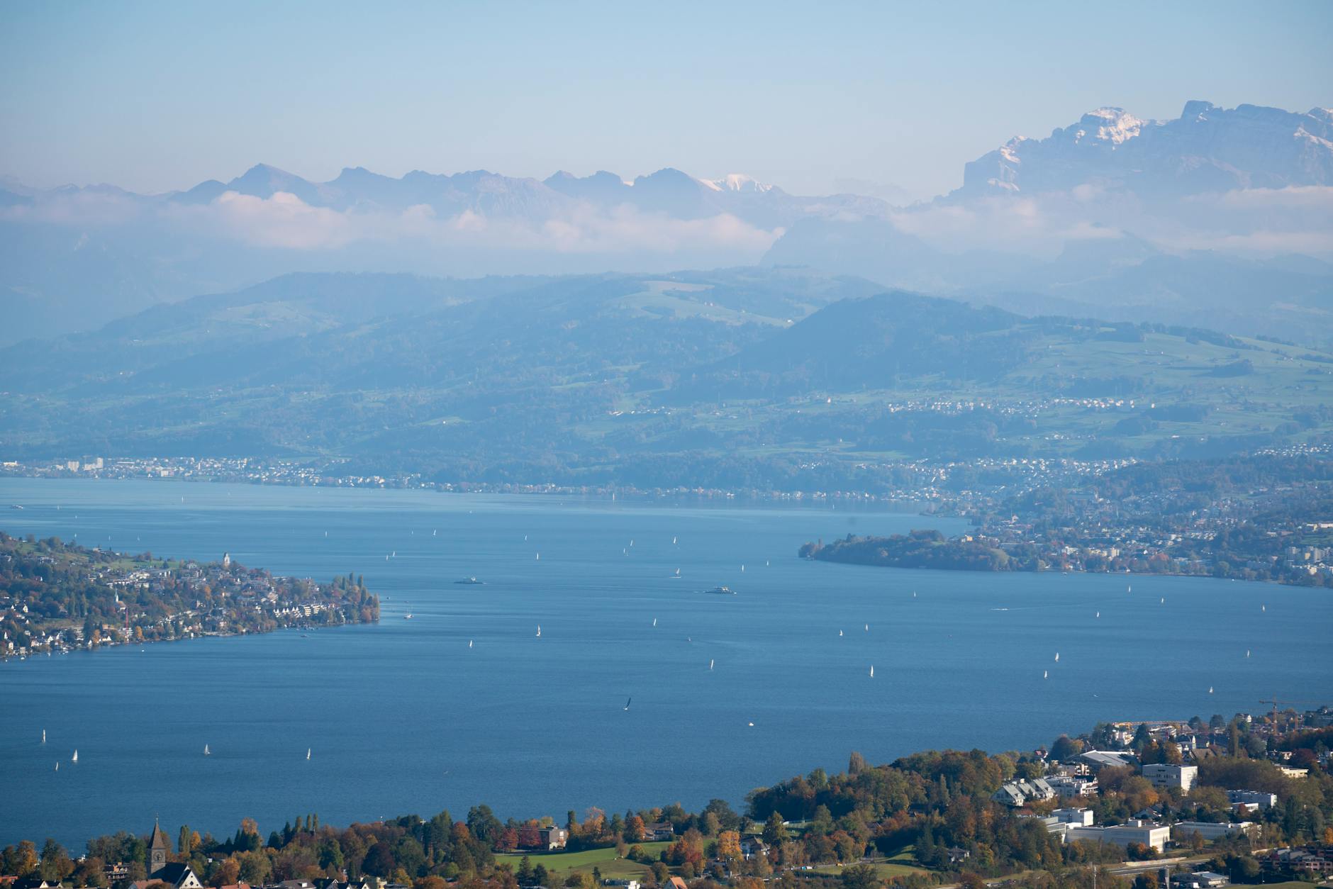 Lake Zurich and mountain view context for outdoor route selection.