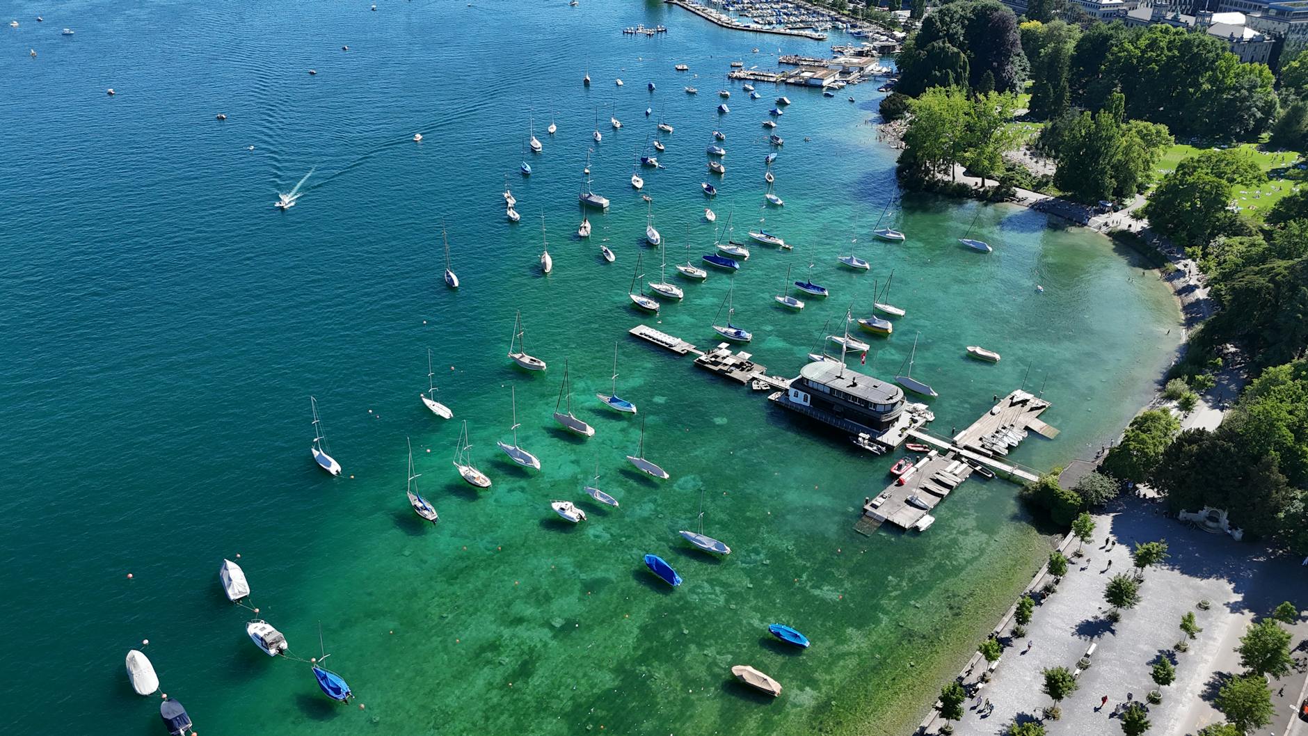 Lake Zurich boats and marina context for luggage and pier logistics.