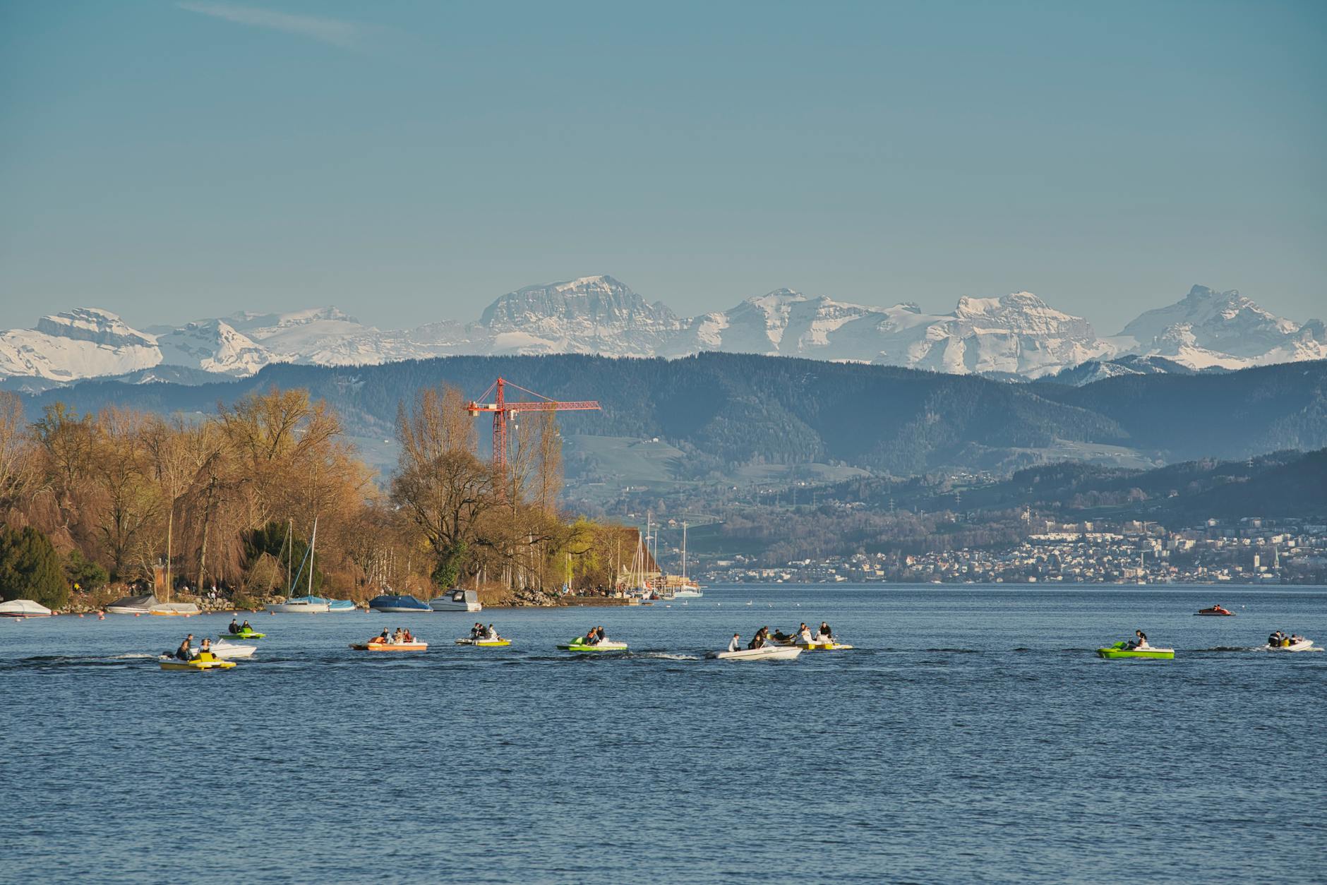 Lake Zurich boating context for family hotel and activity planning.