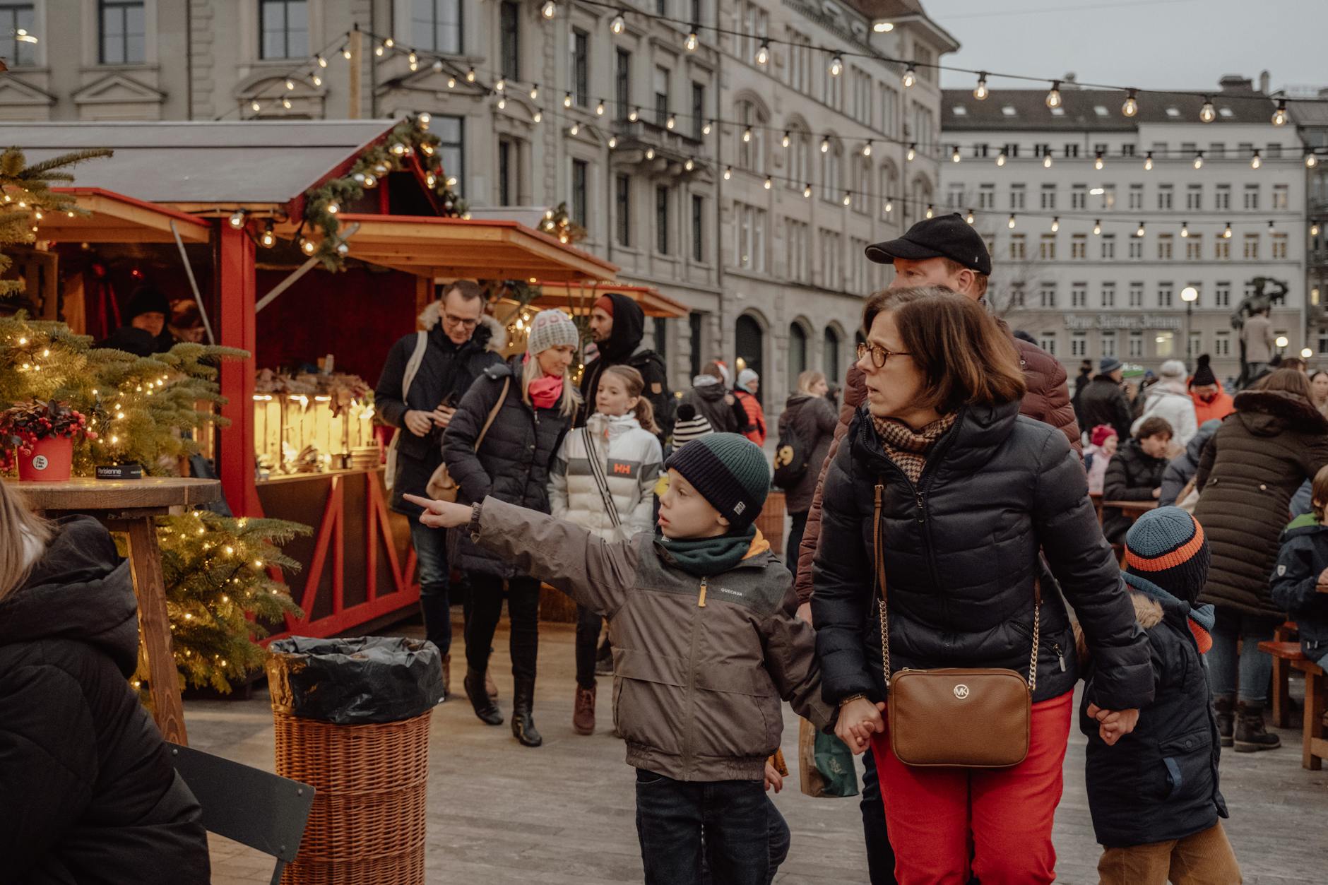 Zurich festive evening crowd context for venue timing and reservation planning.