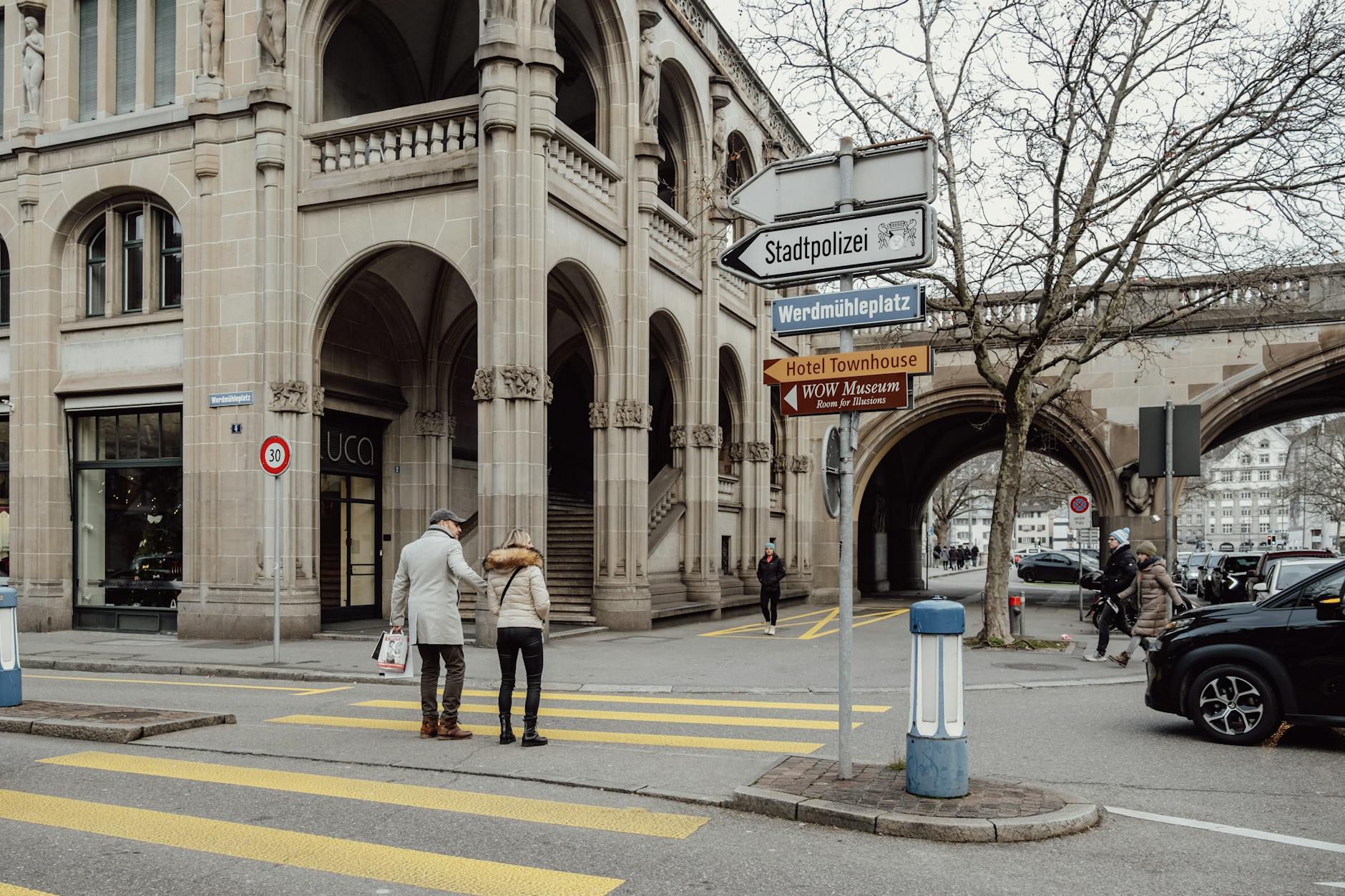 Zurich street crossing context for choosing a different repeat-visit base.