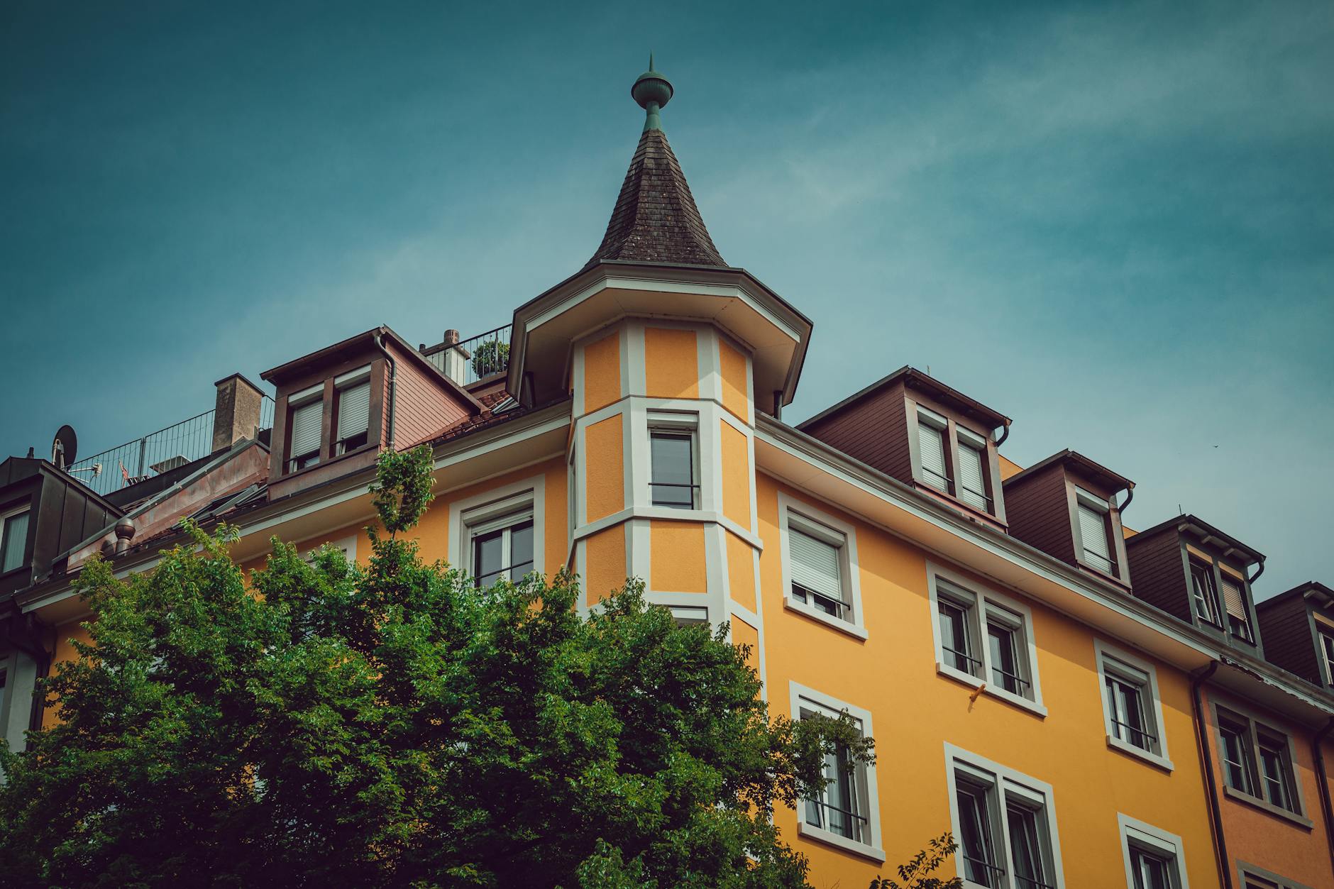 Zurich traditional architecture context for deciding between local time and excursions.